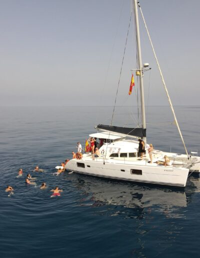 Personas disfrutando de un paseo en barco y un refrescante baño en altamar en Benalmádena
