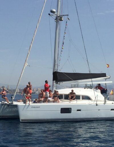Personas disfrutando de un paseo en barco catamarán en Benalmádena