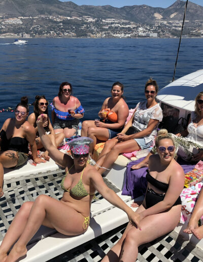 Celebración de cumpleaños en un barco en Benalmádena, con amigas disfrutando del mar
