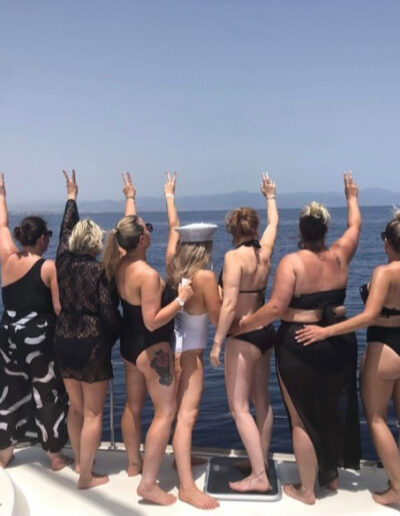 Despedida de soltera en un barco en Benalmádena, Málaga, con un grupo de amigas disfrutando del mar y el sol