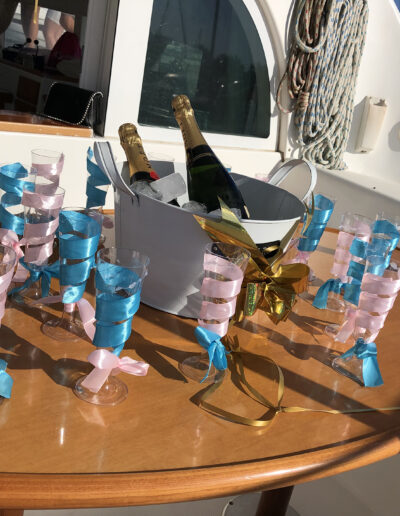 Pedida de mano en un barco en Benalmádena, con dos botellas de champán y copas de champán preparadas para la celebración
