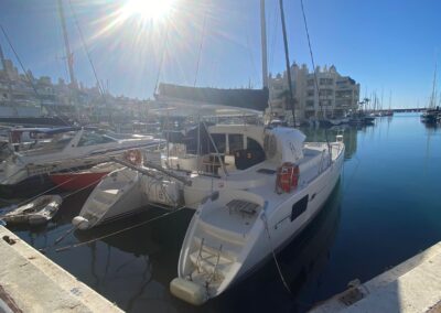 Catamarán Dragón de Oro listo para paseos en barco y salidas privadas en Benalmádena