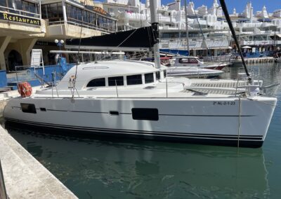 Catamarán Dragón de Oro listo para paseos en barco y salidas privadas en Benalmádena