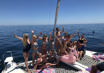 Celebración de cumpleaños en un barco en Benalmádena, con amigas disfrutando del mar y el sol