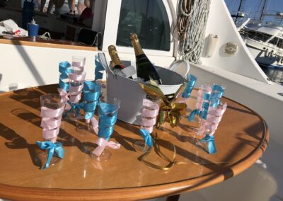 Copas de champán preparadas para Fiesta privada en barco